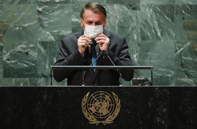 El presidente de Brasil Jair Bolsonaro se coloca nuevamente su mascarilla después de hablar durante la 76ta sesión de la Asamblea General de Naciones Unidas, el martes 21 de septiembre de 2021, en Nueva York. (Eduardo Munoz/Pool Photo via AP)