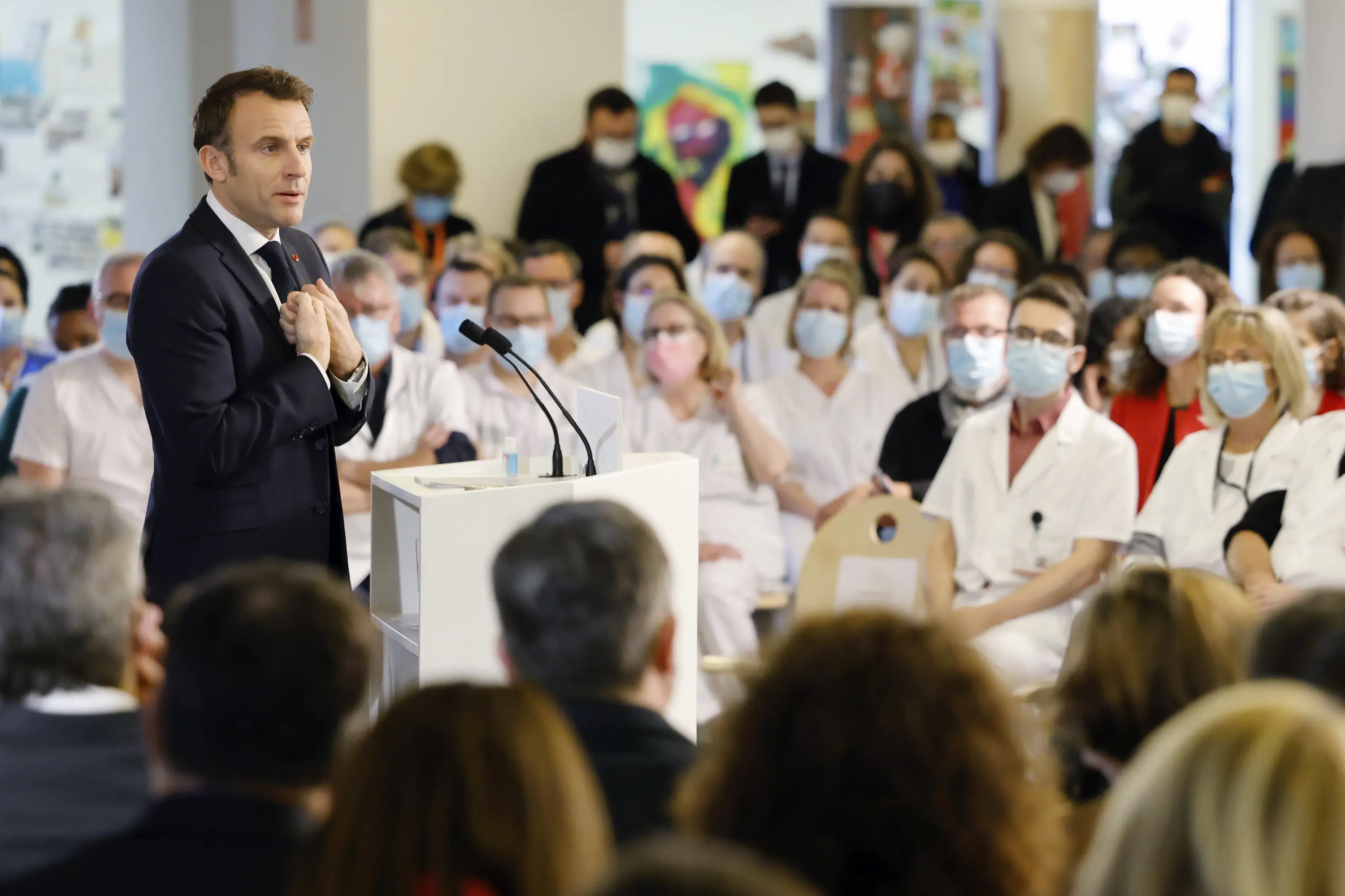 Macron va réparer le système de santé français en difficulté