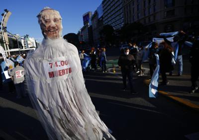 Un hombre con una máscara que representa al presidente Alberto Fernández asiste a una protesta en contra de cómo el gobierno de Fernández está manejando la crisis pandémica del coronavirus, en Buenos Aires, Argentina, el martes 25 de mayo de 2021. (AP Foto/Marcos Brindicci)