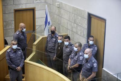 Yakub Kadari es rodeado por guardias durante una audiencia en la corte en Nazareth, Israel, luego que él y otros tres fugitivos palestinos fueron recapturados el sábado 11 de septiembre de 2021. (AP Foto/Sebastian Scheiner)