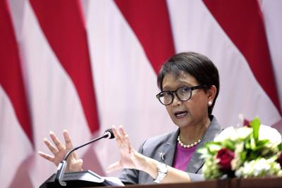 La ministra de Relaciones Exteriores de Indonesia, Retno Marsudi, durante una conferencia de prensa en Yakarta, Indonesia, el jueves 27 de octubre de 2022. (Foto AP/Dita Alangkara)