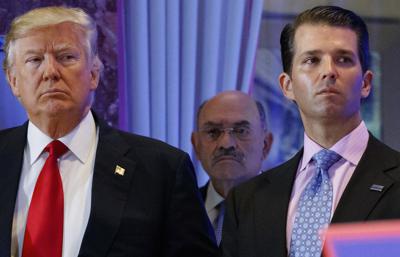 ARCHIVO - Esta fotografía de archivo del miércoles 11 de enero de 2017, muestra al presidente electo Donald Trump, a la izquierda, con su director financiero Allen Weisselberg, al centro, y su hijo Donald Trump Jr., a la derecha, durante una conferencia de prensa en la Torre Trump en Nueva York. (AP Foto/Evan Vucci, Archivo)