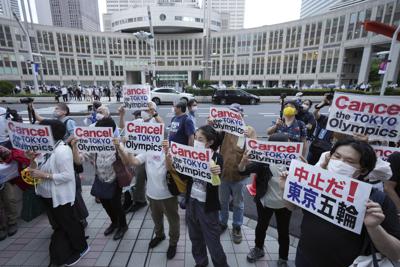 Un puñado de manifestantes pide la cancelación de los Juegos Olímpicos de Tokio frente al edificio municipal de la capital japonesa el 23 de junio del 2021. Pocas veces la política y los intereses económicos estuvieron tan mezclados en una justa olímpica. (AP Photo/Eugene Hoshiko, File)