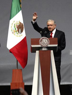 El presidente mexicano Andrés Manuel López Obrador saluda a la multitud reunida en la principal plaza de la Ciudad de México, el Zócalo, para conmemorar el inicio de su tercer año de gobierno, el miércoles 1 de diciembre de 2021. (AP Foto/Marco Ugarte)