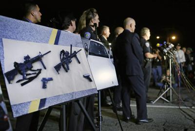 ARCHIVO - En imagen de archivo del jueves 3 de diciembre de 2015, fotografías de la policía sobre fusiles de asalto y pistolas son exhibidas durante una conferencia de prensa cerca del lugar donde se registró una masacre en San Bernardino, California. (AP Foto/Chris Carlson, archivo)