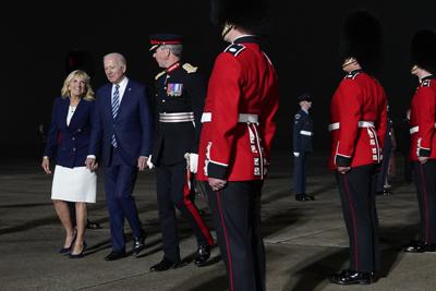 El presidente Joe Biden y Jill Biden son escoltados por el coronel Edward Bolitho, Lord Lieutenant de Cornualles, tras descender el avión presidencial en el aeropuerto de Cornualles Newquay, 9 de junio de 2021. Los Biden se dirigen a la cumbre del G7 en Carbis Bay, Inglaterra. (AP Foto/Patrick Semansky)