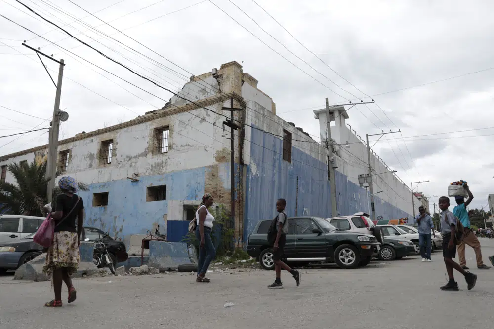 Una fotografía panorámica de la Penitenciaría Nacional de Haití, en el centro de Puerto Príncipe, el jueves 1 de junio de 2023. La Universidad de Florida publicó en diciembre de 2022 un estudio que encontró que los presos en Haití sufrían hambre, consumiendo menos de 500 calorías al día. (AP Foto/Odelyn Joseph)