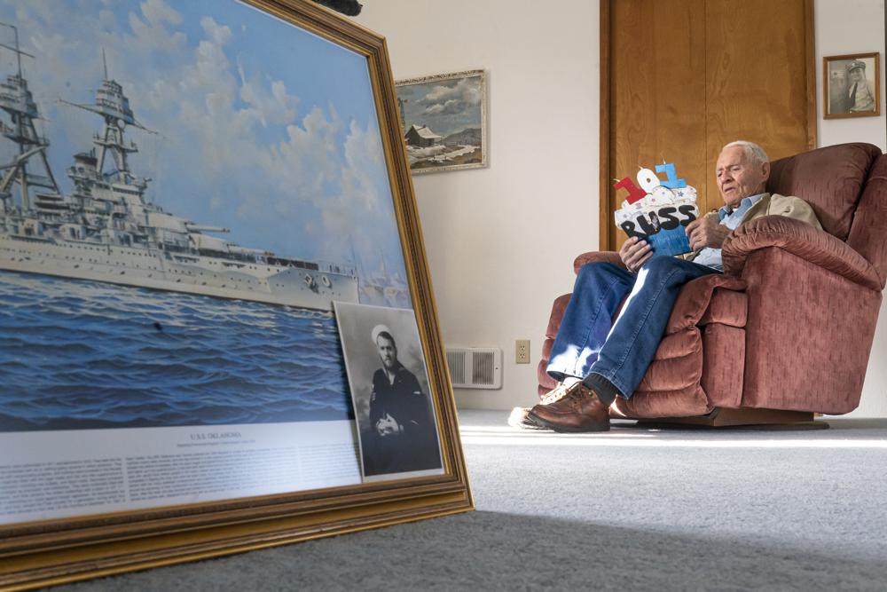 Der Überlebende von Pearl Harbor und Marineveteran des Zweiten Weltkriegs, David Russell, 101, liest eine Geburtstagskarte, während er am Montag, den 22. November 2021, in Albany, Oregon, über seine Zeit an Bord der USS Oklahoma und sein Leben nach dem Krieg spricht. (AP Photo .) /Nathan Howard)