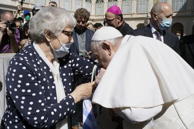 El papa Francisco besa el brazo de Lidia Maksymowicz en el lugar donde los nazis la estamparon cuando llegó al campo de concentración de Auschwitz durante la Segunda Guerra Mundial. Foto tomada en el Vaticano el 26 de mayo del 2021. (Oficina de Prensa del Vaticano, vía AP)