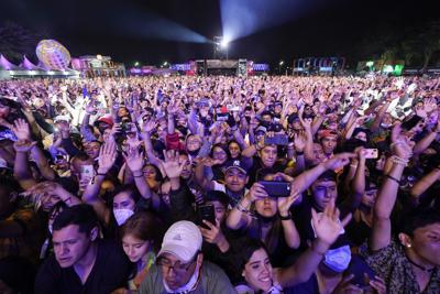 Admiradores del rapero Angel Quezada conocido como Santa Fe Klan en la 22ª edición del Festival Vive Latino en la Ciudad de México el 19 de marzo de 2022. (Foto AP/Eduardo Verdugo)