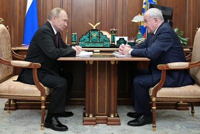 El presidente ruso Vladimir Putin, izquierda, habla con el jefe del Servicio Federal de Aduanas, Vladimir Bulavin, en Moscú, 25 de octubre de 2022. Putin asistió el miércoles 26 de octubre de 2022 a ejercicios de las fuerzas nucleares estratégicas del país con lanzamientos de misiles balísticos y de crucero, informó el Kremlin.(Aleksei Babushkin, Sputnik, Foto de Pool del Kremlin vía AP)