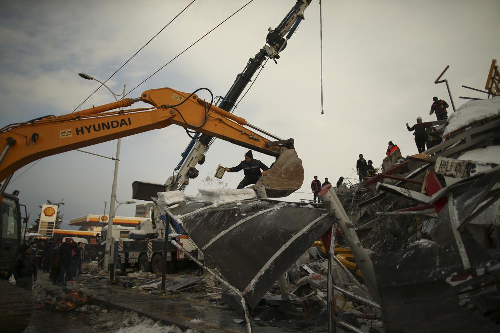 Los equipos de rescate buscan sobrevivientes en un edificio derrumbado en Malatya, Turquía, el martes 7 de febrero de 2023. Los equipos de búsqueda y la ayuda llegan a Turquía y Siria mientras los rescatistas trabajan en temperaturas bajo cero excavando entre los restos de los edificios arrasados ​​por un terremoto de magnitud 7.8 .  (Foto AP/Emrah Gurel)