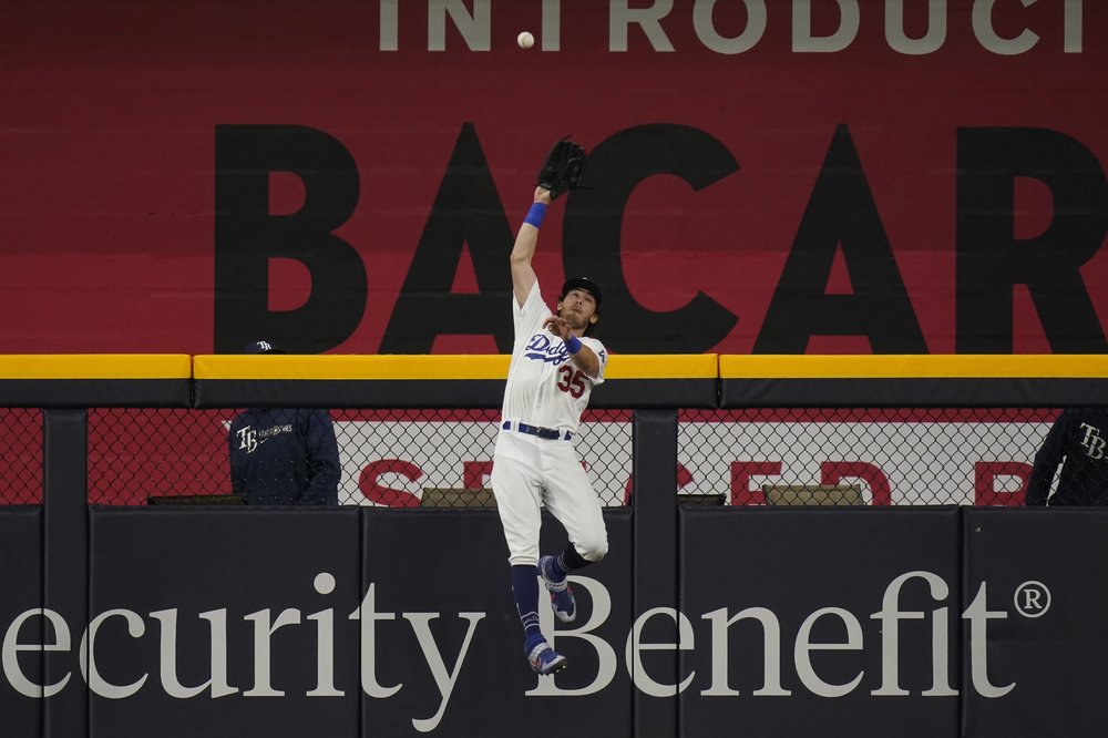 El jardinero central de Los Angeles Dodgers Cody Bellinger atrapa un elevado golpeado por Austin Meadows de los Tampa Bay Rays durante la novena entrada en el Juego 1 de la Serie Mundial de la MLB el martes 20 de octubre de 2020.