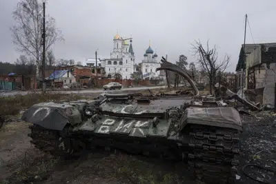 Los restos de un taque de guerra permanecen al lado de una calle del poblado de Sviatohirsk, Ucrania, el viernes 6 de enero de 2023. (AP Foto/Evgeniy Maloletka)