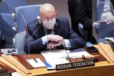 El embajador de Rusia ante la ONU Vassily Nebenzia da un mensaje ante el Consejo de Seguridad, el 31 de enero de 2022. (AP Foto/Richard Drew)
