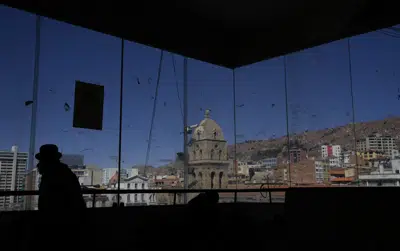 La Basílica de San Francisco se ve desde el interior de un mercado de alimentos en La Paz, Bolivia, el viernes 26 de mayo de 2023. (AP Foto/Juan Karita)