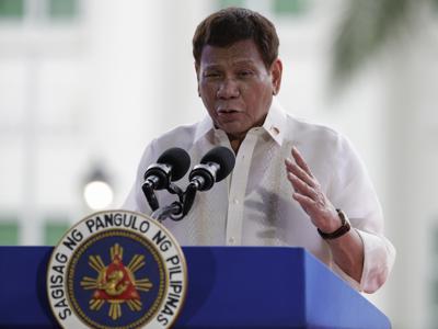 En esta imagen del 12 de junio de 2021, el presidente de Filipinas, Rodrigo Duterte, habla en una ceremonia para conmemorar el 123er aniversario de la Independencia de Filipinas en la provincia de Bulacán, Filipinas. Duterte dijo el 22 de junio de 2021 que está dispuesto a afrontar cualquier posible cargo en una corte local por los miles de muertos de su campaña antidroga, pero nunca ante la Corte Penal Internacional, a la que ha ridiculizado de forma reiterada. (AP Foto/Aaron Favila)