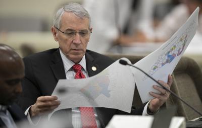 El representante John Szoka estudia mapas electorales durante una reunión de la comisión encargada de elaborar nuevos mapas para Carolina del Norte. Foto del 12 de septiembre del 2019 tomada en Raleigh (Carolina del Norte). (Robert Willett/The News & Observer vía AP)