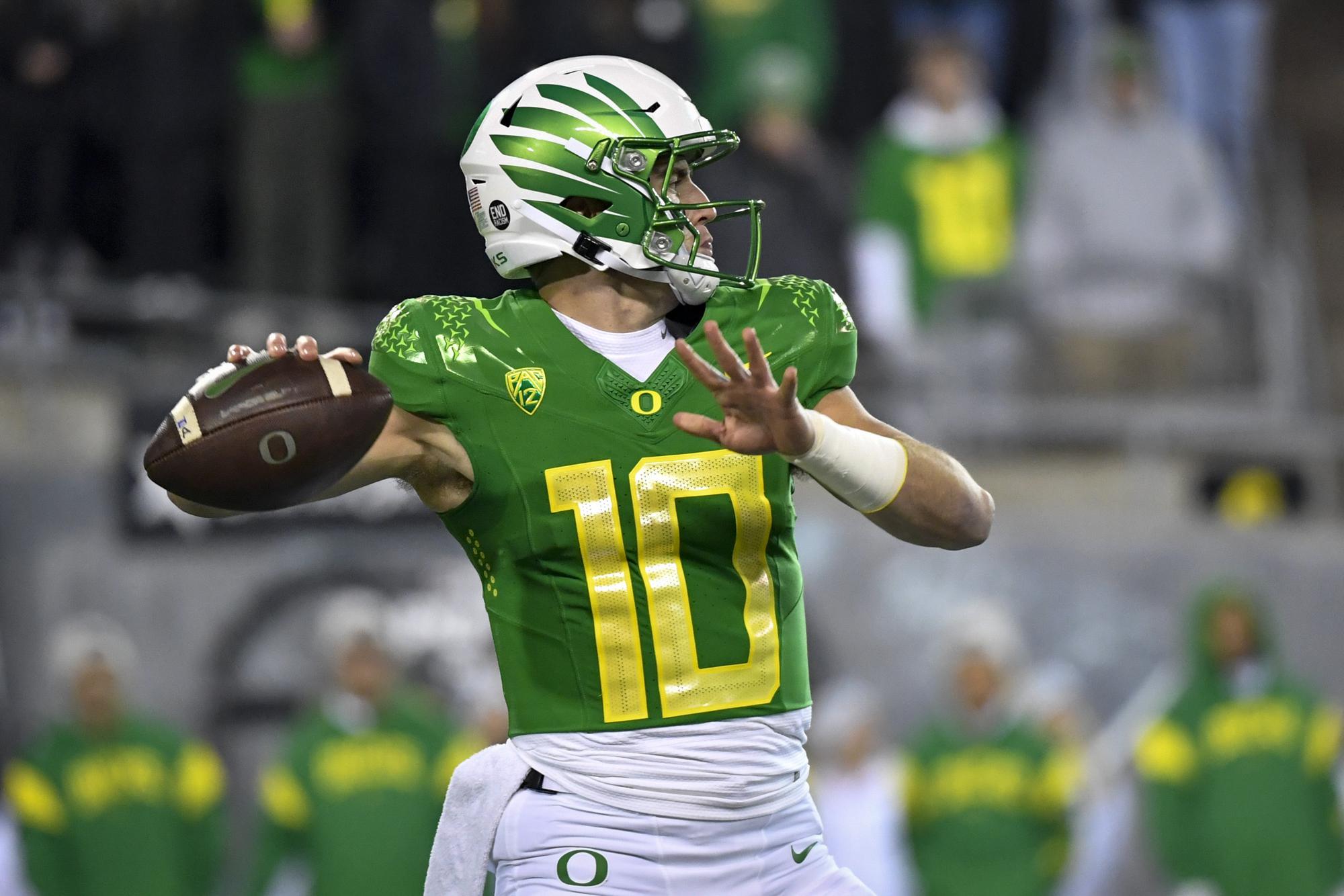 Oregon earns Pac-12 title game spot with win over Oregon St | AP News