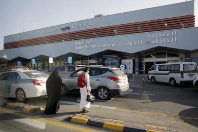 ARCHIVO - En esta imagen de archivo del 22 de agosto de 2019, pasajeros saudíes llegan a la terminal de salidas del aeropuerto de Abha, en el suroeste de Arabia Saudí. (AP Foto/Amr Nabil, Archivo)