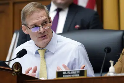 ARCHIVO - El representante republicano Jim Jordan, izquierda, habla en una sesión de la subcomisión judicial en el Capitolio, 9 de febrero de 2023. (AP Foto/Carolyn Kaster, File)