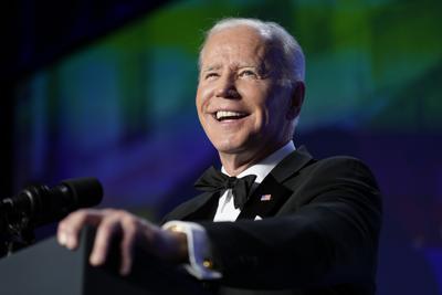 El presidente de Estados Unidos, Joe Biden, habla en la cena anual de la asociación de Corresponsales de la Casa Blanca, el sábado 30 de abril de 2022 en Washington. (AP Foto/Patrick Semansky)