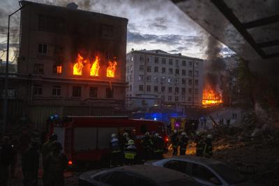 Servicios de emergencia trabajan para controlar incendios generados por ataques rusos, el jueves 28 de abril de 2022, en Kiev, Ucrania. (AP Foto/Emilio Morenatti)