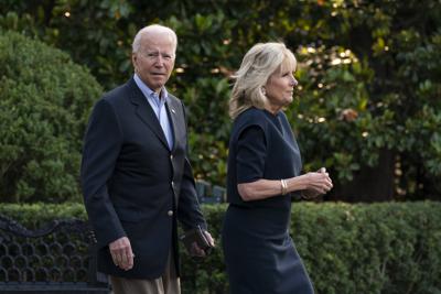 El presidente estadounidense Joe Biden y la primera dama Jill Biden cruzan el jardín de la Casa Blanca hacia el helicóptero que los llevará a la Base Aérea Andrews donde los espera el avión presidencial Air Force One para llevarlos a Florida. (AP Foto/Manuel Balce Ceneta)