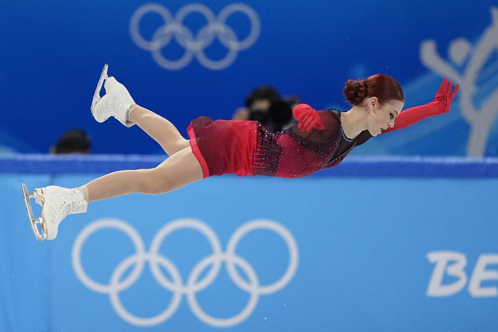 Alexandra Trusova, del Comité Olímpico Ruso, compite en el programa corto femenino durante el patinaje artístico en los Juegos Olímpicos de Invierno de 2022, el martes 15 de febrero de 2022 en Beijing.  (Foto AP/David J. Phillip)