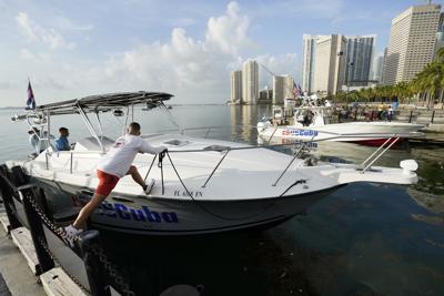 El navegante Julio González se embarca el viernes 23 de julio de 2021 en la marina en el centro de Miami. Una pequeña flotilla de de embarcaciones tripuladas por cubanos-estadounidenses sale desde Miami y planea acercarse a la costa de La Habana como una muestra de apoyo a las protestas en Cuba y un pedido de acción al gobierno de Joe Biden. (Foto AP/Wilfredo Lee)