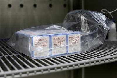 Archivo - Vacunas de la marca Moderna contra el COVID-19 almacenadas en una farmacia en San Benito, Texas, el 13 de agosto de 2021. (Denise Cathey/The Brownsville Herald via AP, Archivo)