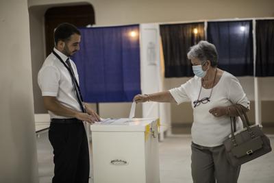 Una mujer deposita su boleta en un centro de votación durante un referéndum sobre el aborto en Gibraltar, el 24 de junio de 2021. (AP Foto/Javier Fergó)