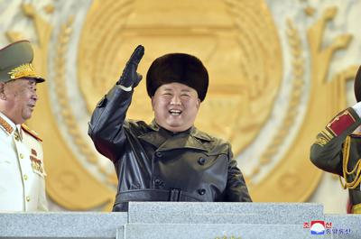 En esta foto proporcionada por el gobierno de Corea del Norte, el líder norcoreano Kim Jong Un saluda mientras asiste a un desfile militar en la plaza Kim Il Sung en Pyongyang, Corea del Norte, el 14 de enero de 2021. (Agencia Central de Noticias de Corea/Servicio de Noticias de Corea vía AP, archivo)