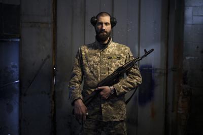 Sergiy Volosovets, un actor de 30 años convertido en comandante de las Fuerzas de Defensa Territorial, posa para una fotografía en Brovary, a las afueras de Kiev, Ucrania, el 30 de marzo de 2022. Volosovets dirige ahora una unidad de 11 hombres y supervisa el entrenamiento militar de otros voluntarios en una base al noreste de la capital. Son mayores, jóvenes, locales, extranjeros y, a menudo, novatos en una guerra. Miles de personas se han unido voluntariamente a las Fuerzas de Defensa Territorial de Ucrania para resistir a la invasión rusa. Esta semana, The Associated Press pasó tiempo con algunos de ellos. (AP Foto/Felipe Dana)