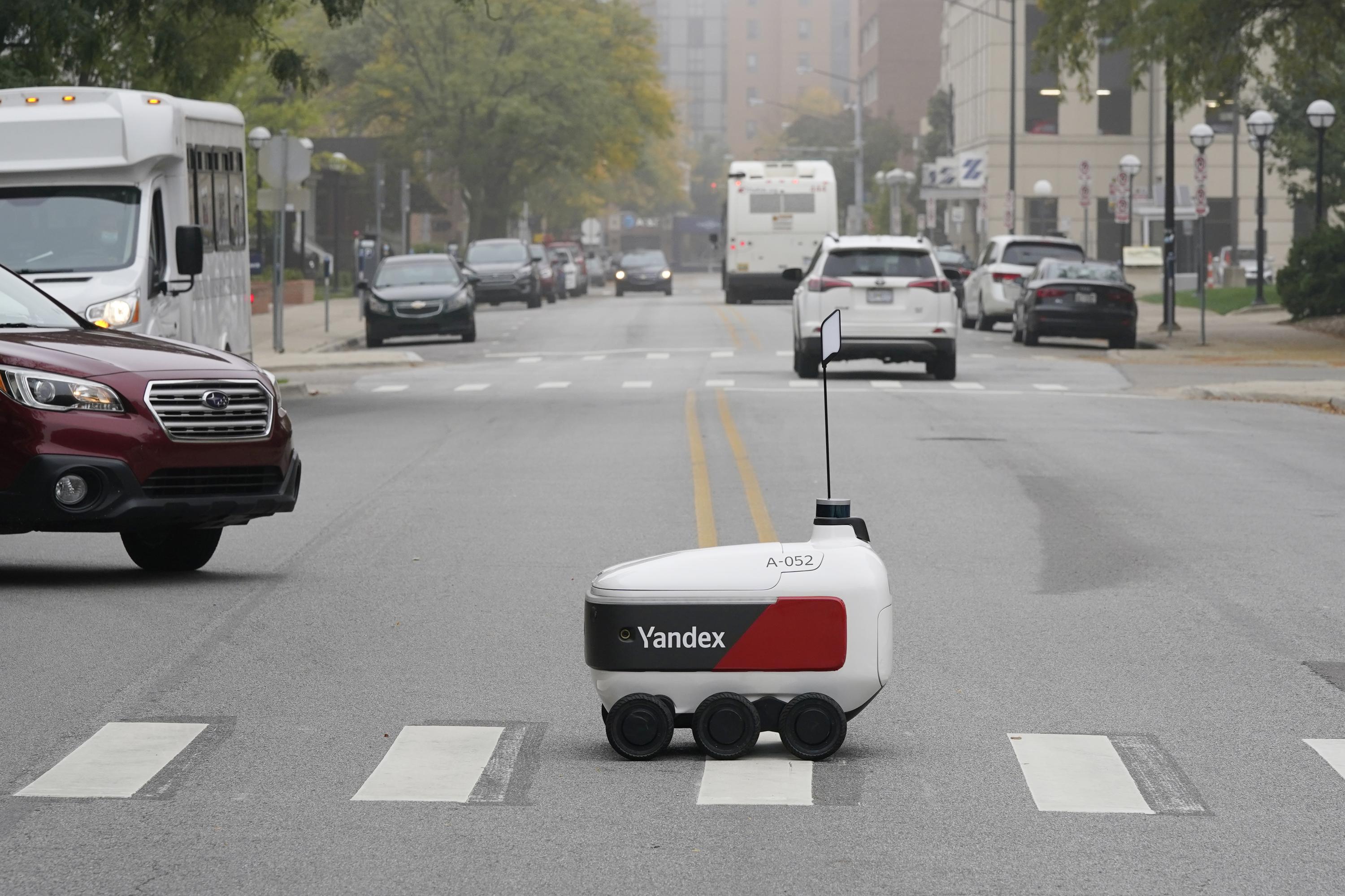 enke bro Finde sig i Robots hit the streets as demand for food delivery grows | AP News