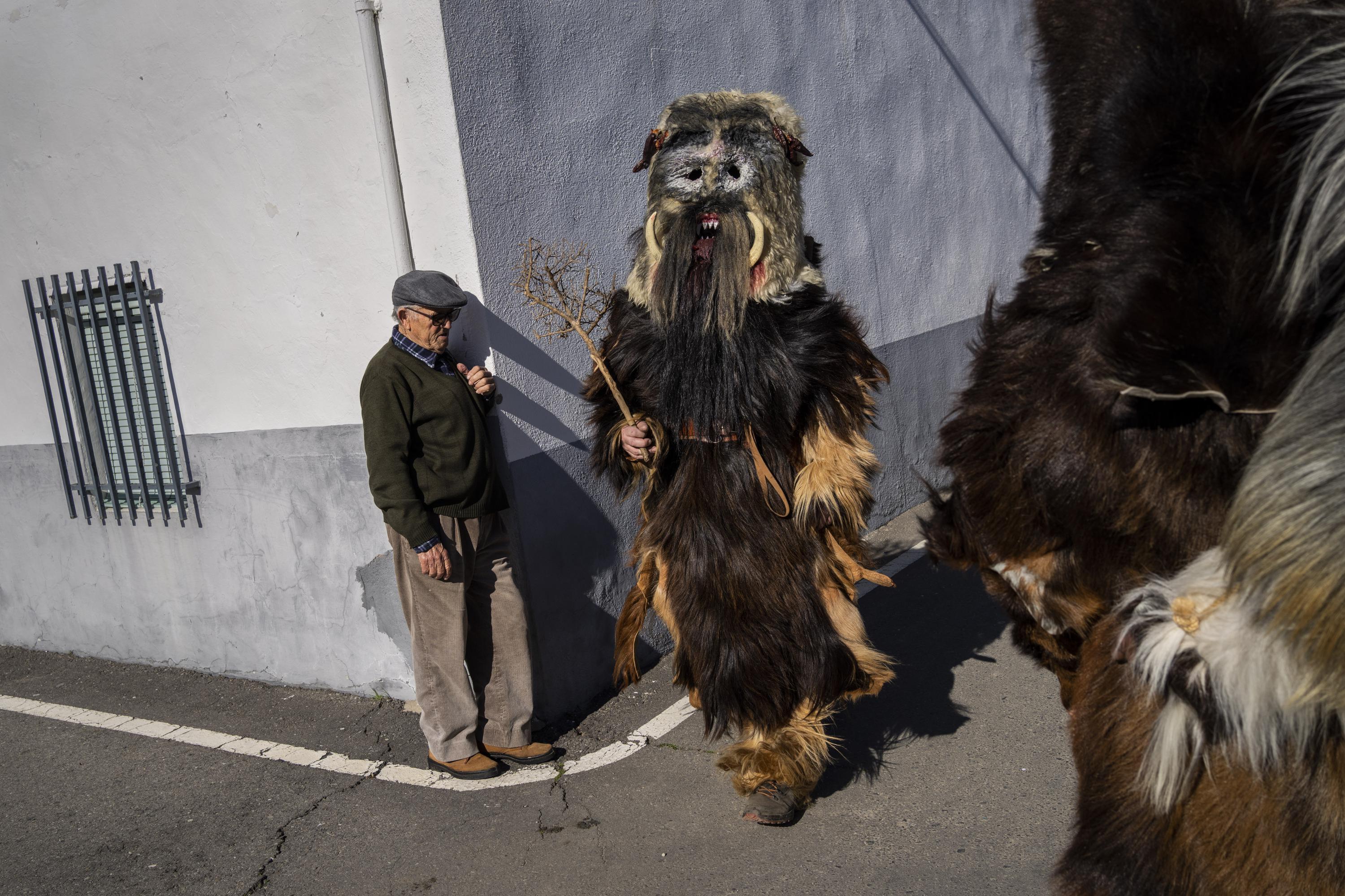 AP FOTOS: Bestiales ‘Carantoñas’ regresan a pueblo español