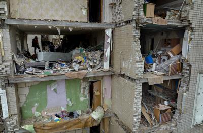 Bomberos trabajan en el interior de un edificio destruido por una bomba rusa en Cherníhiv, Ucrania, el 22 de abril de 2022. (AP Foto/Emilio Morenatti)