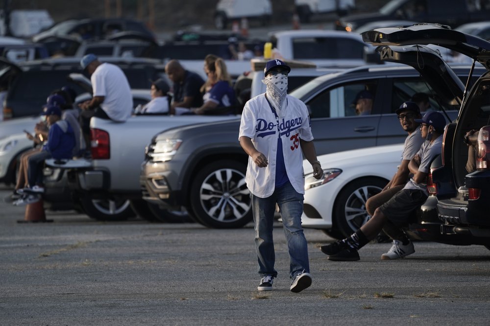 En esta foto de archivo, los fanáticos se sientan en sus autos afuera del Dodger Stadium para ver la transmisión del Juego 1 de la Serie Mundial 2020 de MLB entre los Dodgers de Los Ángeles y los Rays de Tampa Bay.