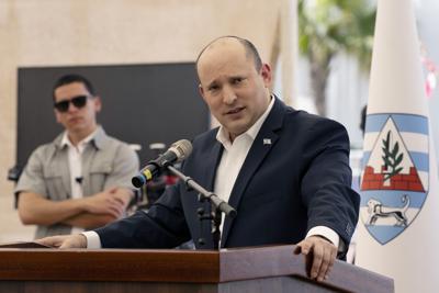 Archivo - El primer ministro israelí, Naftali Bennett, habla en una conferencia de prensa en una base de las Fuerzas de Defensa de Israel en Beit El, Cisjordania, el 5 de abril de 2022. (AP Foto/Maya Alleruzzo, Archivo)