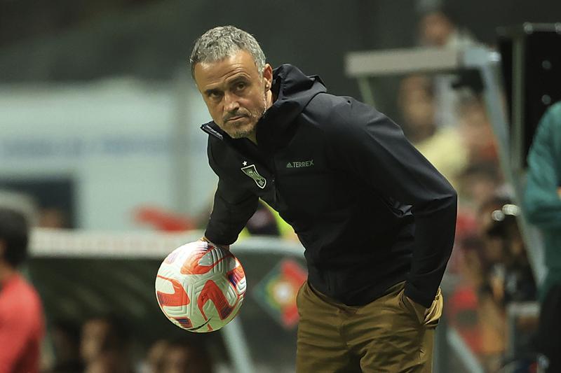 El técnico de España Luis Enrique con el balón durante el partido contra Portugal en la Liga de Naciones, el martes 27 de septiembre de 2022, en Braga, Portugal.  (Foto AP/Luis Vieira)