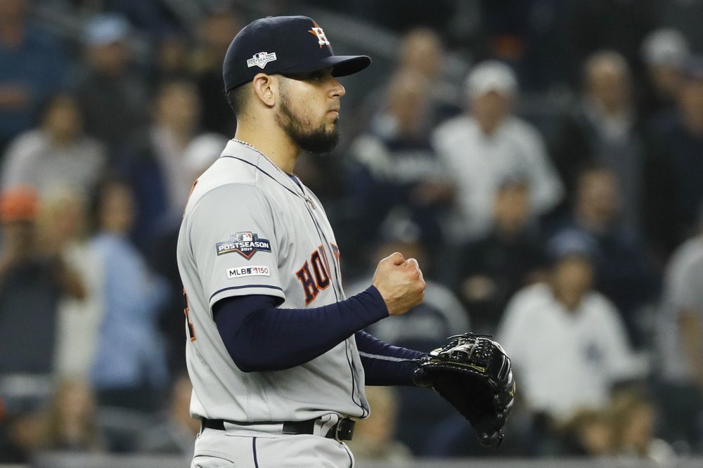 El relevista de los Houston Astros, Roberto Osuna, celebra después de su victoria por 4-1 contra los Yankees de Nueva York en el Juego 3 de la Serie de Campeonato de la Liga Americana de MLB.