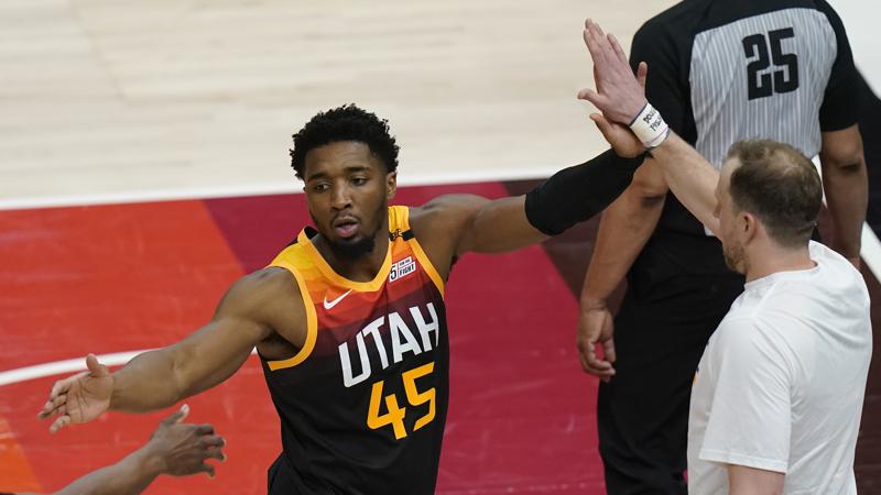 Donovan Mitchell, base del Jazz de Utah, festeja durante el quinto partido de la serie de playoffs ante los Grizzlies de Memphis, el miércoles 2 de junio de 2021 (AP Foto/Rick Bowmer)