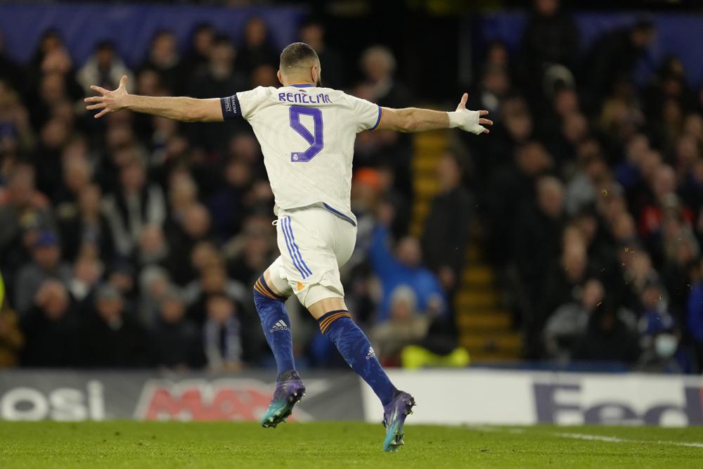 Karim Benzema celebra tras anotar el tercer del Real Madrid ante Chelsea en la ida de los cuartos de final de la Liga de Campeones, el miércoles 6 de abril de 2022, en Londres. (AP Foto/Kirsty Wigglesworth)