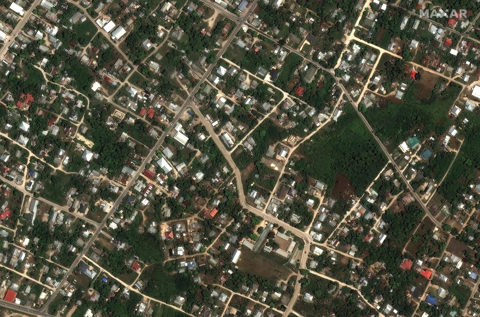 Esta imagen satelital proporcionada por Maxar Technologies muestra casas y edificios en Tonga el 29 de diciembre de 2021. (Imagen satelital ©2022 Maxar Technologies vía AP)
