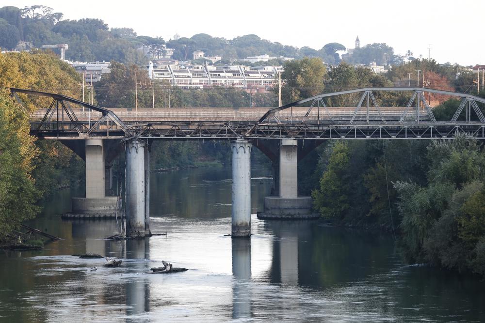 Foto del puente en Roma que sufrió un incendio el 3 de octubre de 2021.  (Cecilia Fabiano/LaPresse via AP)