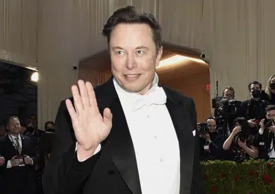 ARCHIVO - Elon Musk asiste a la gala anual del Museo Metropolitano de Arte, Nueva York, 2 de mayo de 2022.(Poto by Evan Agostini/Invision/AP, file)