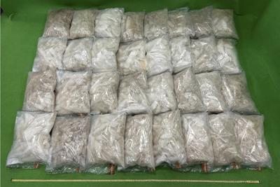 En esta foto sin fecha publicada por el Departamento de Aduanas de Hong Kong, se muestran bolsas de metanfetamina incautadas y que estaban escondidas en maquinaria industrial enviada desde México, dijeron las autoridades el lunes 14 de noviembre de 2022. (Departamento de Aduanas de Hong Kong vía AP)