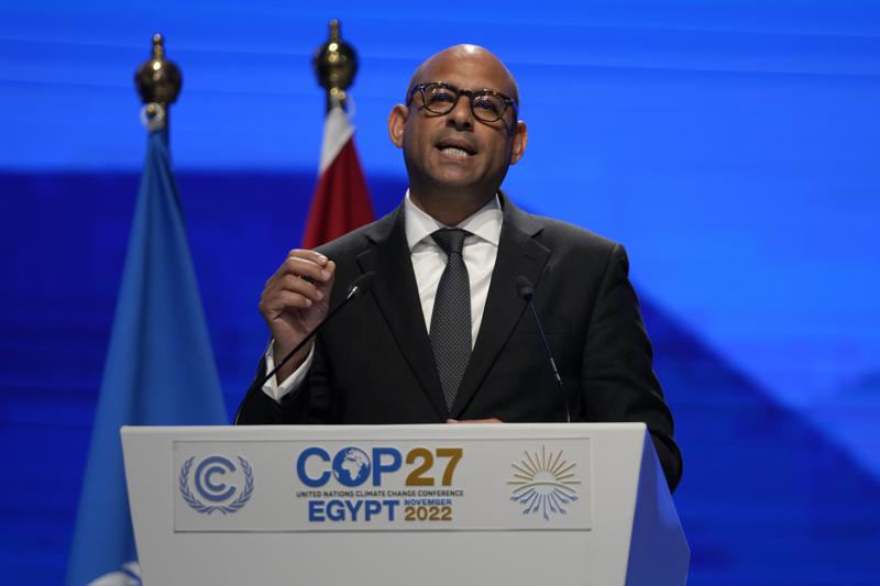 ARCHIVO - Simon Stiell, secretario ejecutivo de la Convención Marco de las Naciones Unidas sobre el Cambio Climático, habla durante una sesión plenaria en la Cumbre Climática COP27 de la ONU, el domingo 20 de noviembre de 2022, en Sharm el-Sheij, Egipto. (AP Foto/Peter Dejong, archivo)