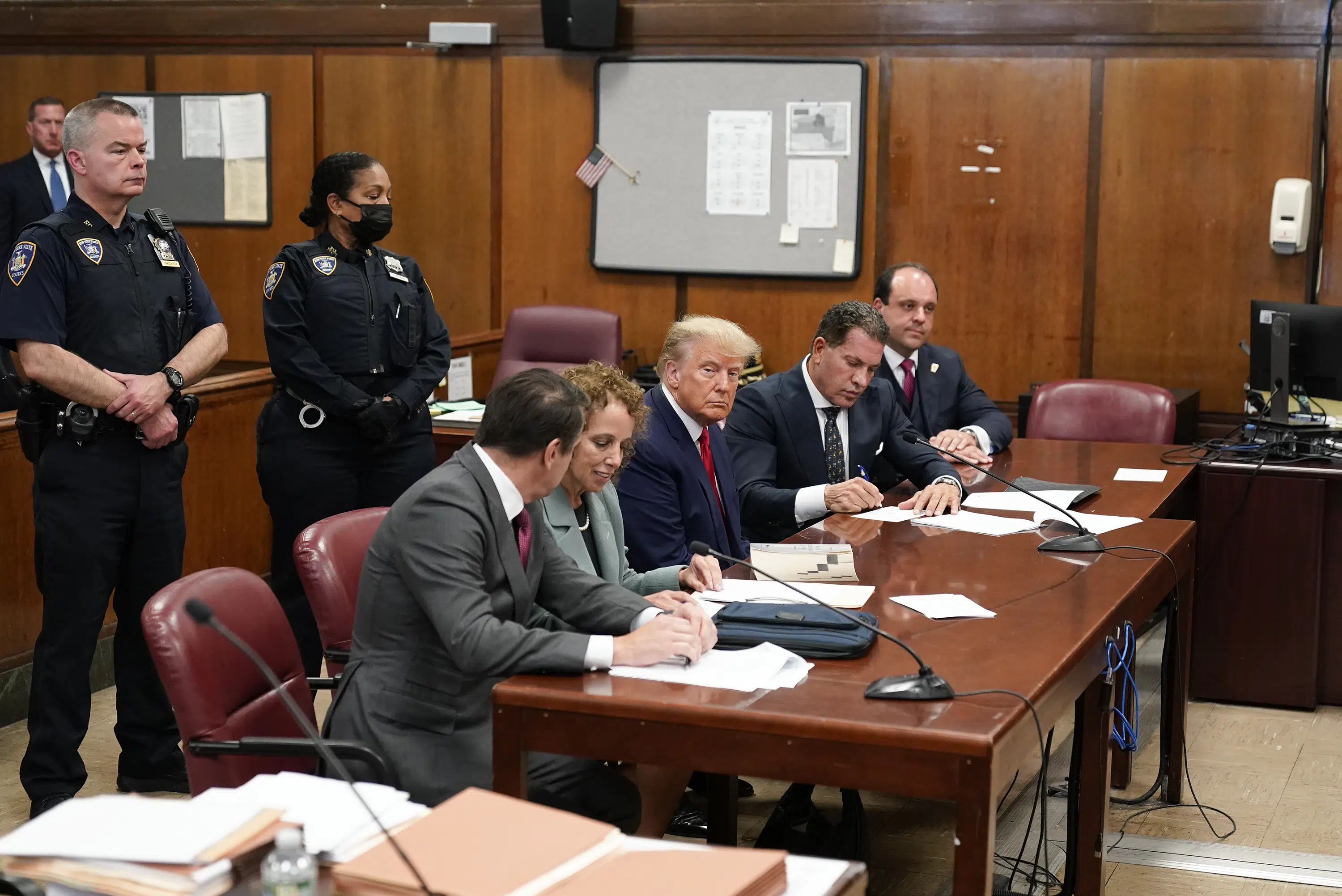 ATTENZIONE AI FATTI: Circolano foto segnaletiche finte di Trump al posto di quella vera