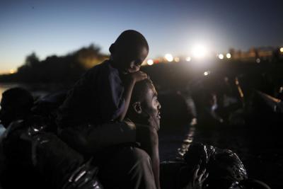 Migrantes, la mayoría de Haití, cruzan el río Bravo hacia Del Río, Texas, desde Ciudad Acuña, México, el 23 de septiembre de 2021. (Foto AP/Félix Márquez)